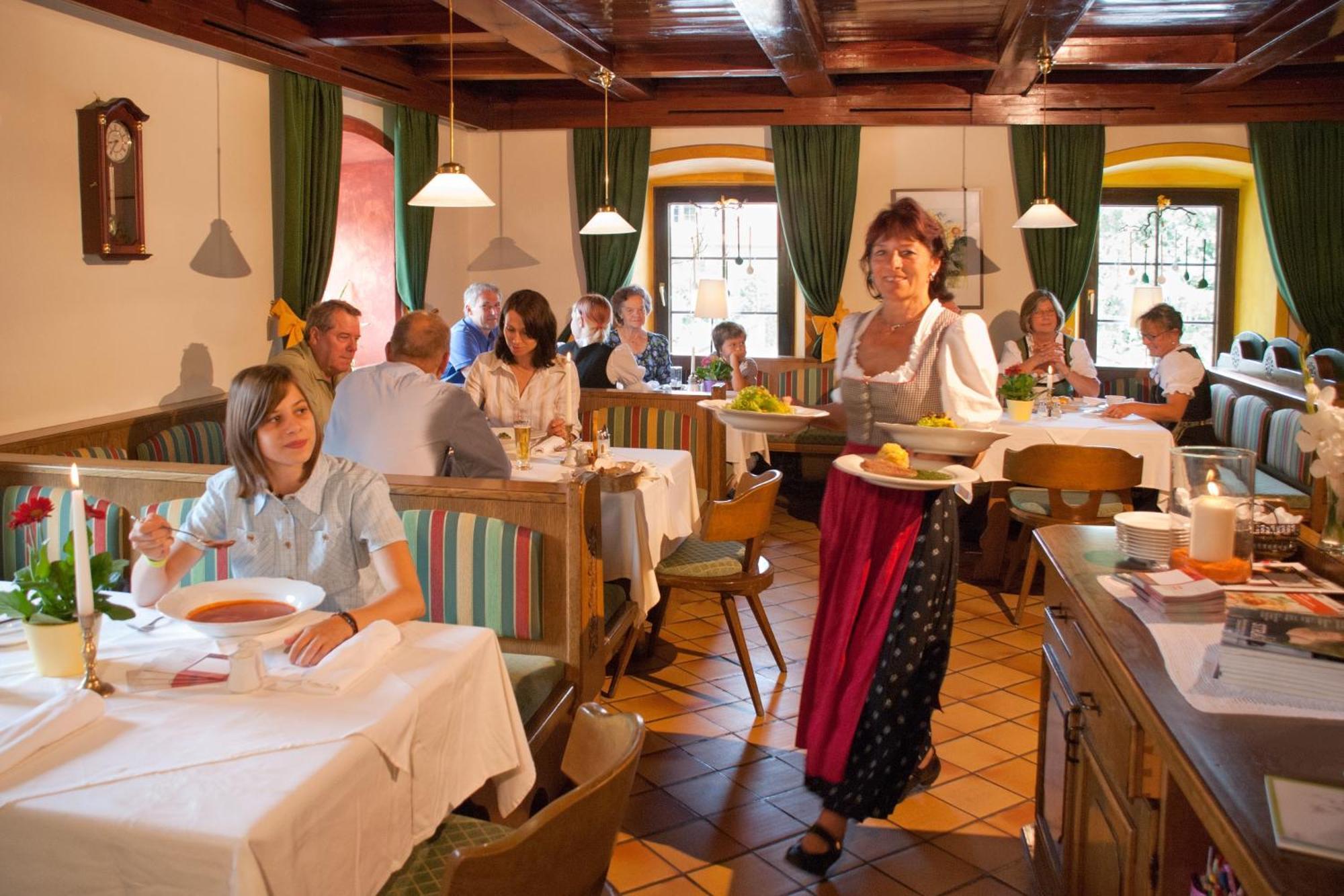 Landgasthof Zur Linde 라벤 외부 사진